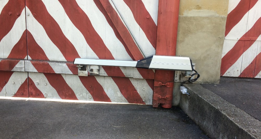 Drehtorantrieb Komet am Holzflügeltor Detail